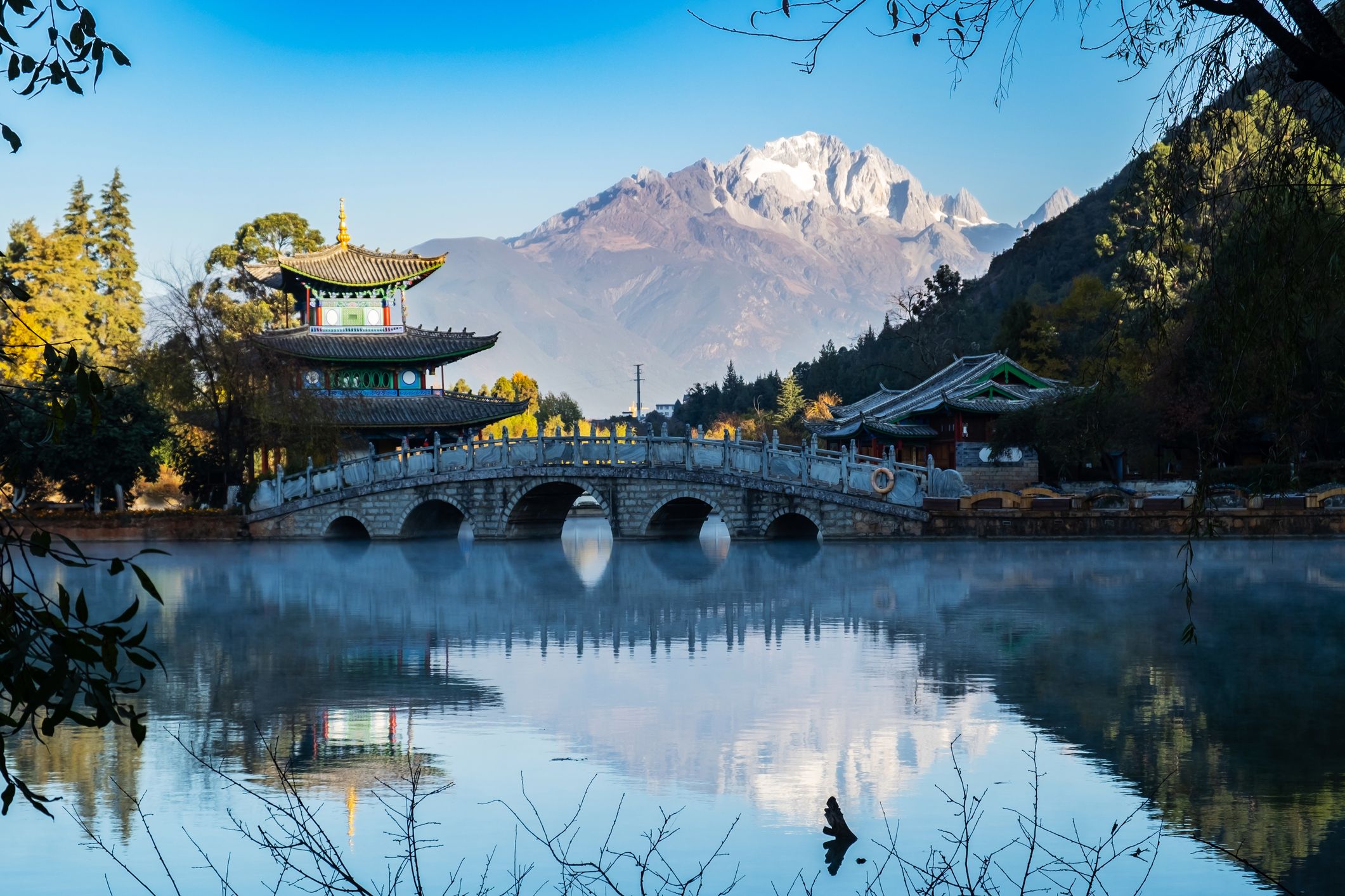 Beautiful of Black Dragon Pool with Jade Dragon Snow Mountain background, landmark and popular spot for tourists attractions near Lijiang Old Town. Lijiang, Yunnan, China